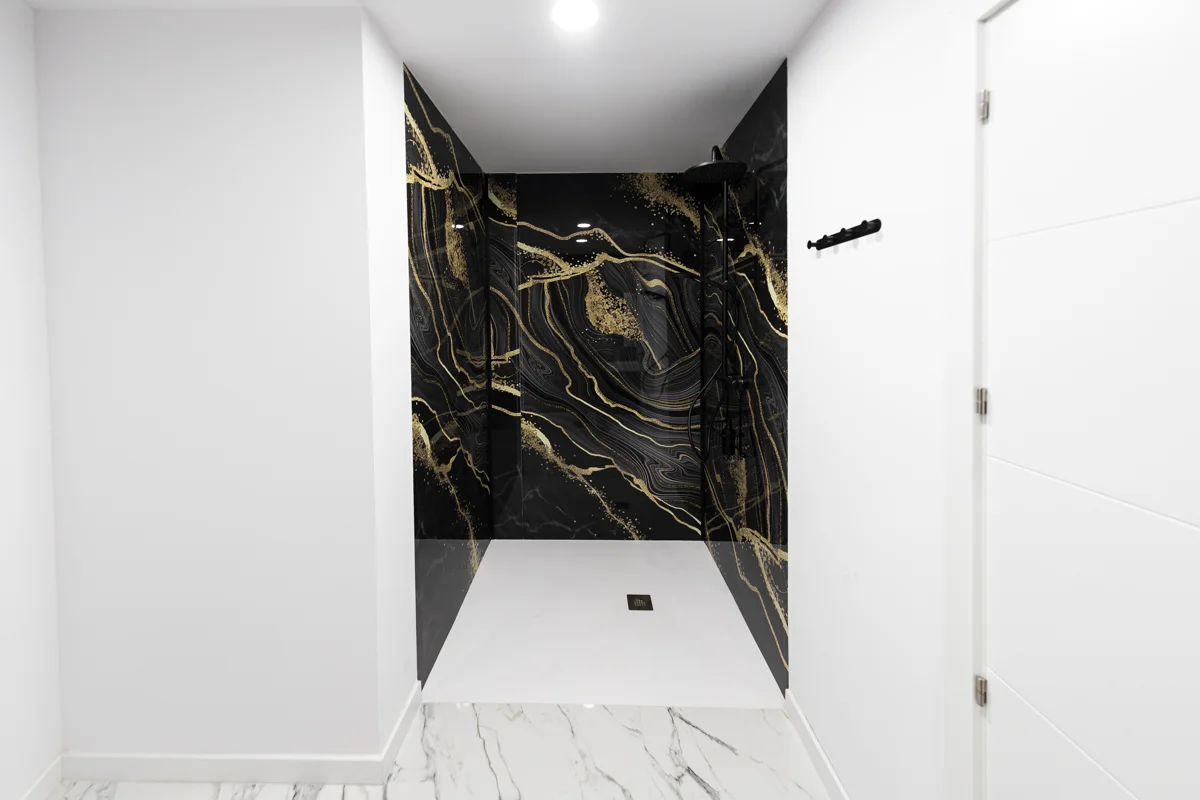Baño moderno con acabados premium