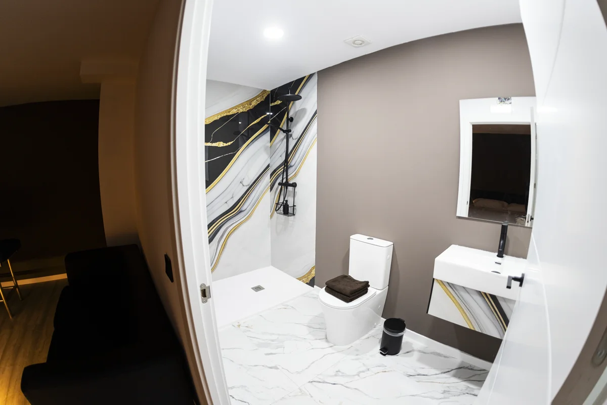 Baño privado con ducha en habitación por horas