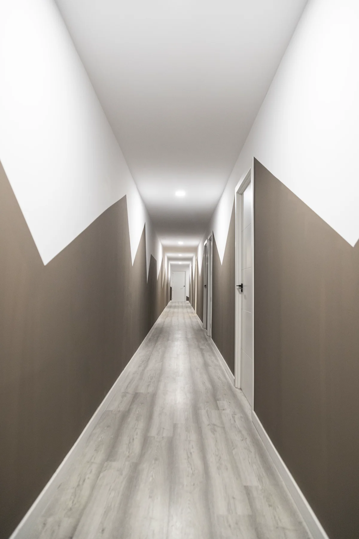 Pasillo con iluminación ambiental Barcelona